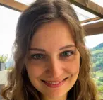 Mehrere Kaninchen und Hühner in gepflegter Zuchtanlage, Vereinsleben und Kleintierzucht im Fokus